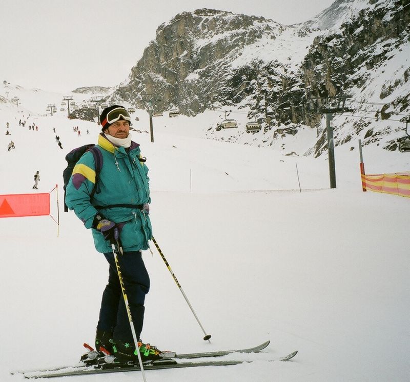 Skwir na nartach w Alpach